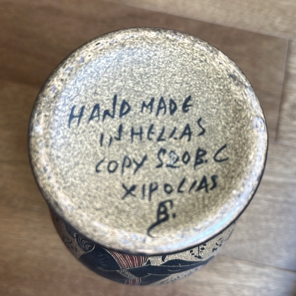 Black/tan hand made Greek ceramic vase. - Picture 5 of 11